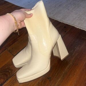 CREAM SIZE 8 PRINCESS POLLY BOOTS